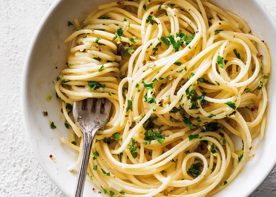 Aglio e Olio: Insanely Quick Recipe in 15 Minutes finished dish